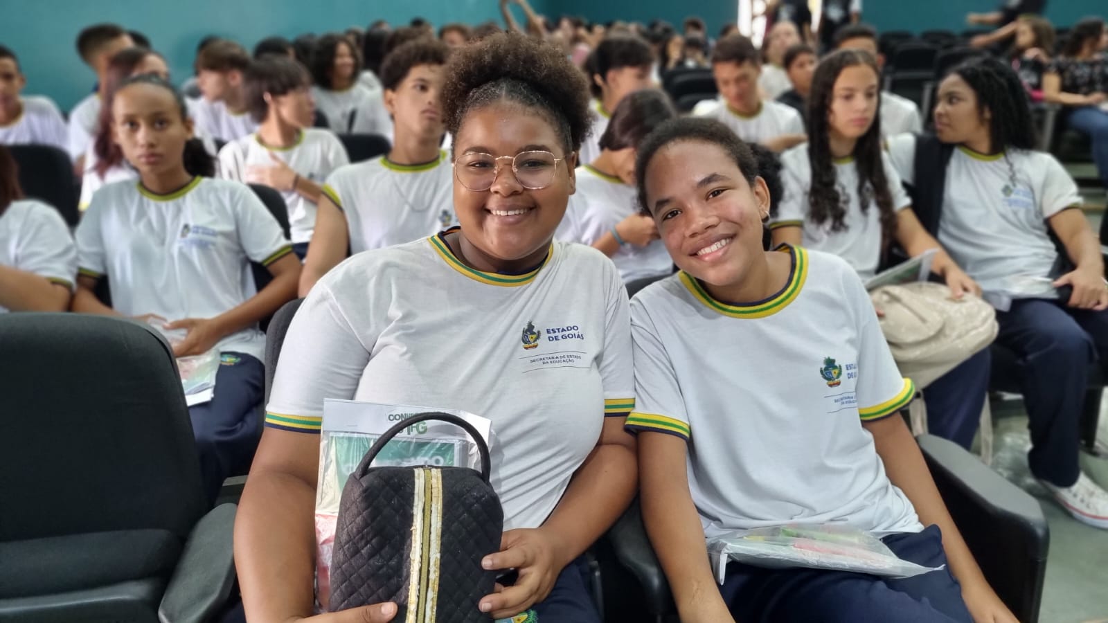 Estudantes visitantes assistem a apresentações no Teatro Guaiá